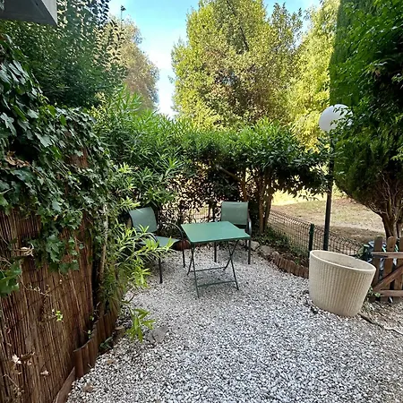 Avec Jardin Apartment